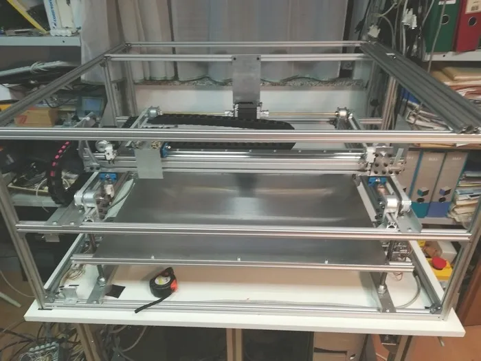 Cutting table with a displacement in the Z axis